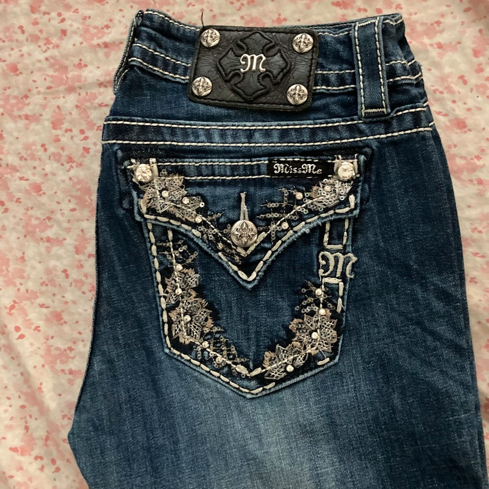 Miss Me Signature boot cut size 30! Super cute floral decorative butt pockets.